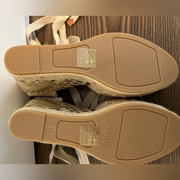 Gold embroidered ALDO Wedges, BRAND NEW! - Picture 6 of 7